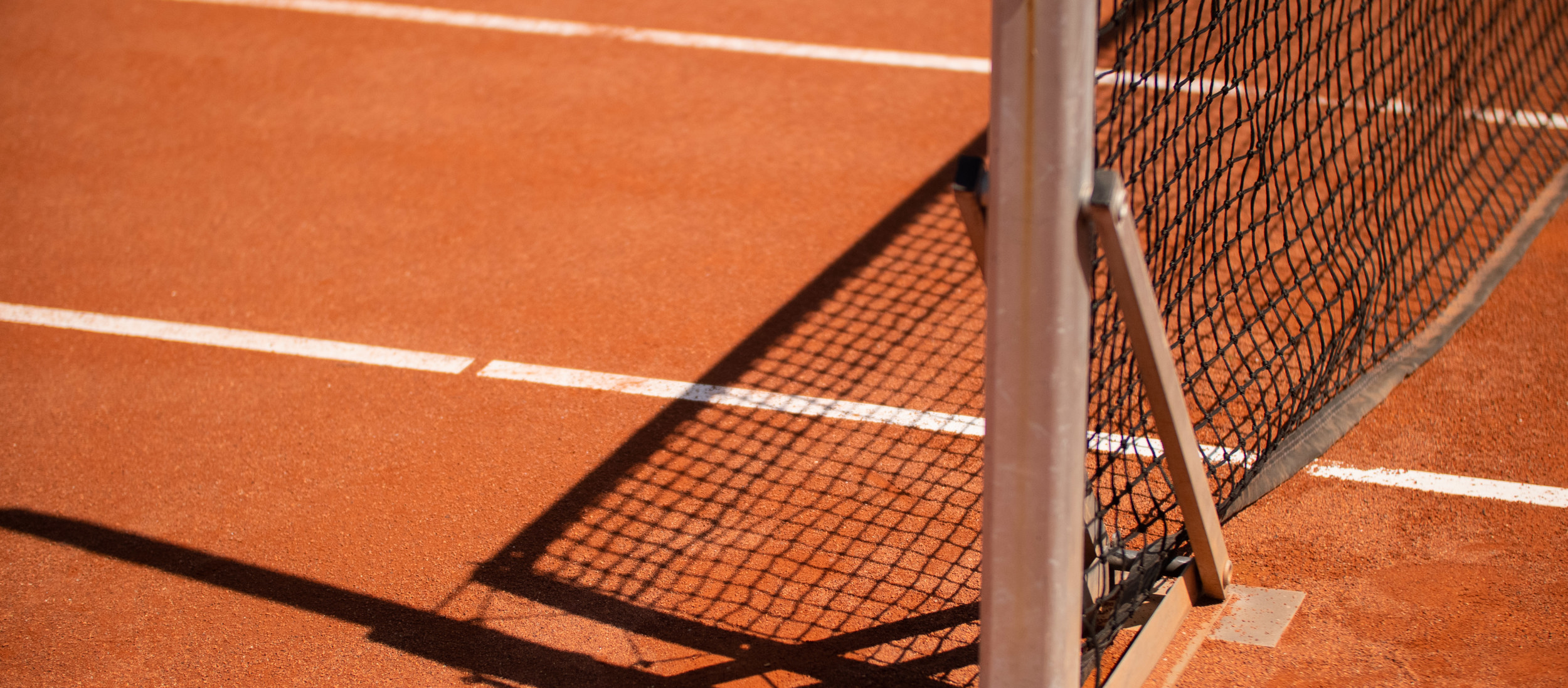 Tennisbaan lijnen netpaal