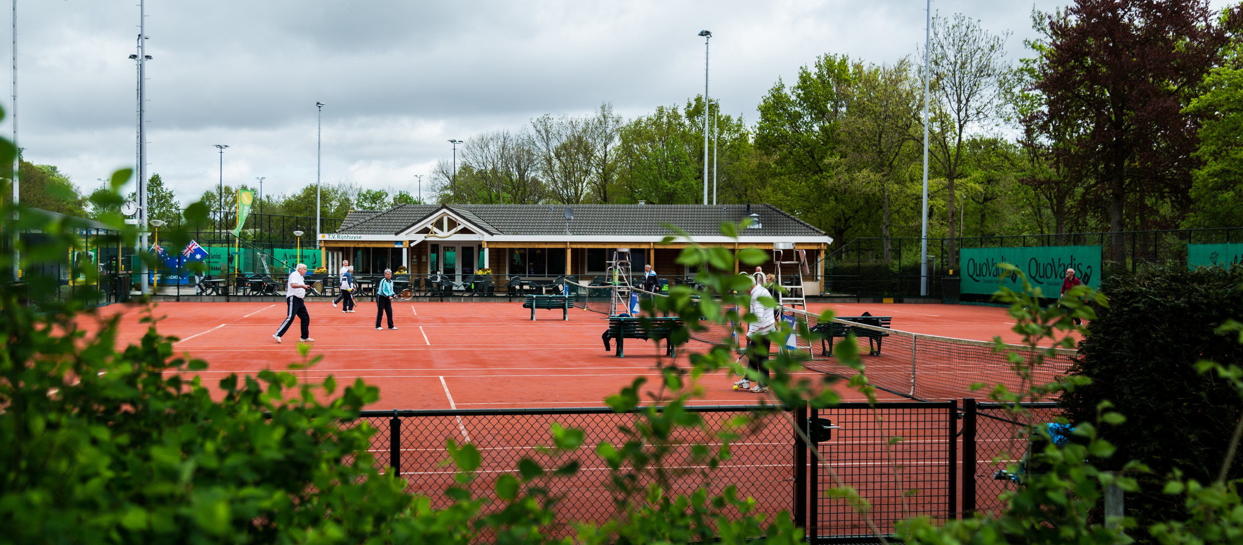 Groene vereniging doorkijk tennisbanen