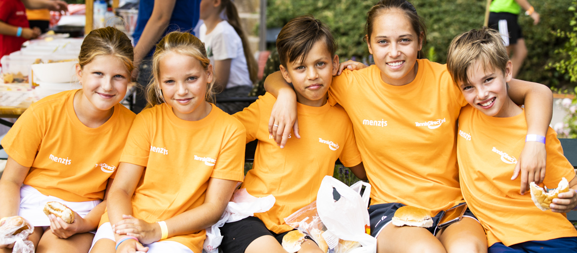 tenniskids oranje arm in arm groepsfoto
