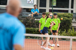 Tennis kids les bal slaan