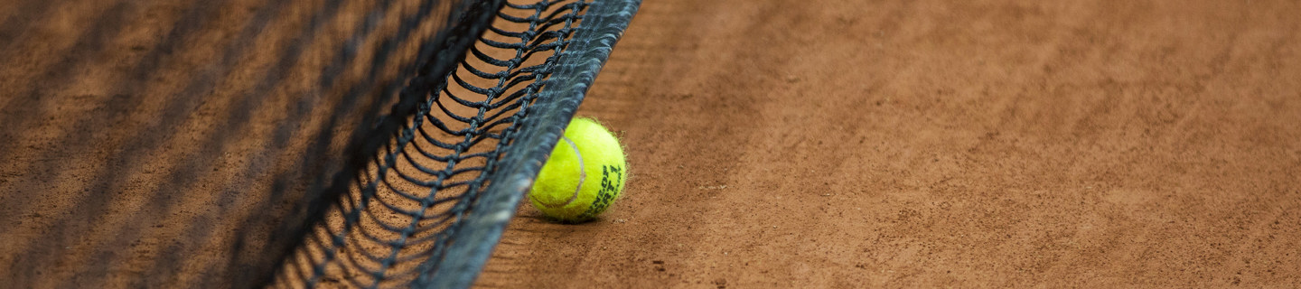 Tennisnet en tennisbal gravel