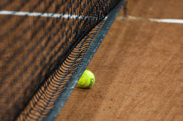 Tennisnet en tennisbal gravel Tennisnet en tennisbal gravel